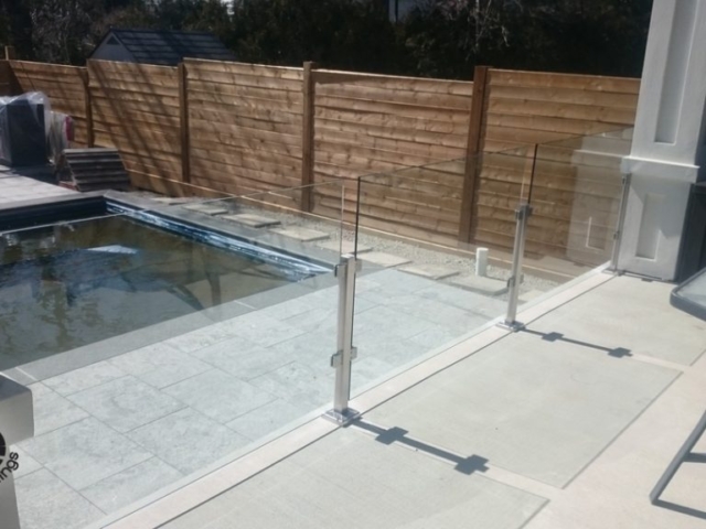 glass railing for pools