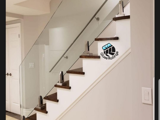 Frameless glass railing